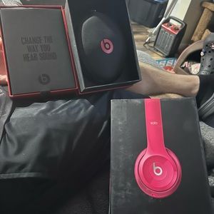 Beats by Dre solo 2 wired never used  carry bag clip hot pink